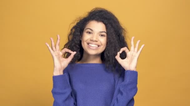 Retrato Una Mujer Afroamericana Mostrando Signo Fondo Amarillo — Vídeos de Stock