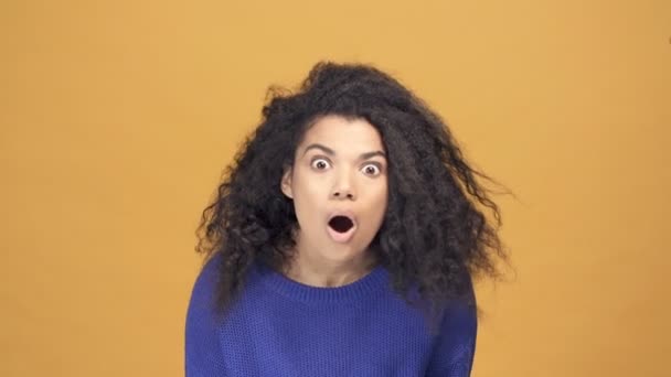 Portrait Wonder Surprised Afro American Woman Showing Thumbs Sign Smiling — Stock Video