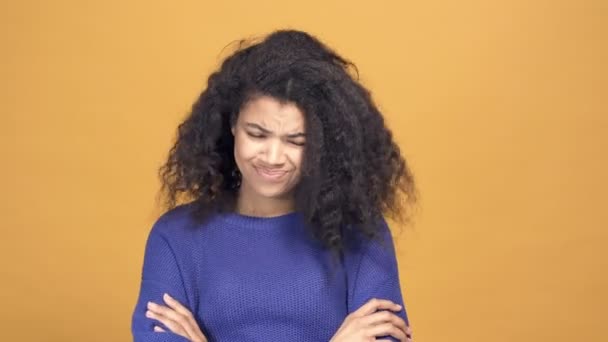 失望したアフロ系アメリカ人女性の肖像画を閉じます 黄色の背景 — ストック動画