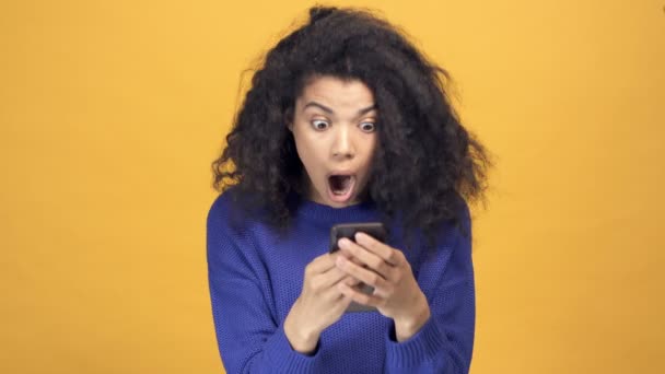 Retrato Mulher Afro Americana Segurando Smartphone Emoção Surpresa Boa Notícia — Vídeo de Stock