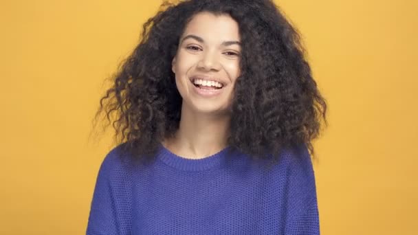 Close Portret Van Smiley Afro Amerikaanse Vrouw Gele Achtergrond — Stockvideo