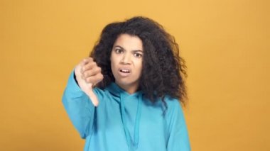 Afro-Amerikan kadın portresi baş parmak işareti gösteriyor..