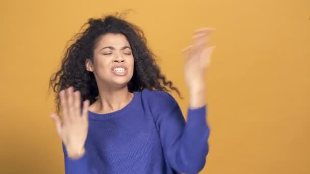 Retrato Una Joven Afroamericana Divirtiéndose Cantando Bailando Fondo Amarillo — Vídeo de stock