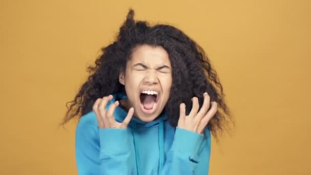Zblízka Portrét Křičící Afro Americké Ženy Žluté Pozadí — Stock video