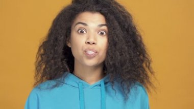 Genç Afro-Amerikan bir kadının sakız şişirme portresi..