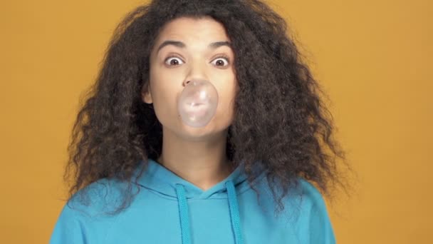 Feche Retrato Mulher Afro Americana Soprar Pastilha Elástica Câmara Lenta — Vídeo de Stock