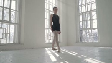 Balerin yerde iki büklüm oluyor. Yavaş çekim.