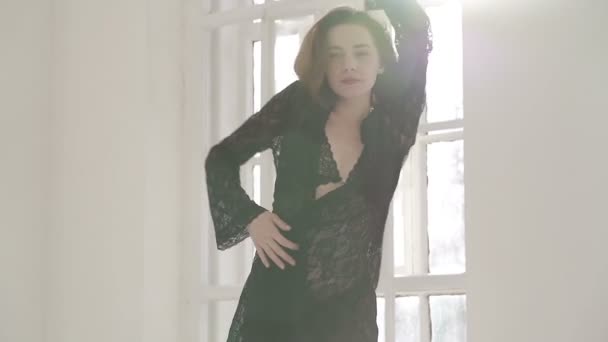 Jovem Vestida Lingerie Posando Movimento Lento — Vídeo de Stock