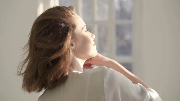 Porträt Einer Jungen Frau Die Morgens Aus Dem Fenster Schaut — Stockvideo