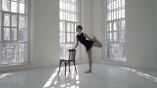 Bailarina Estirándose Estudio Sosteniendo Silla Practicando Lento — Vídeos de Stock