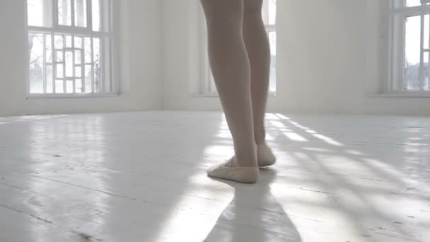 Bailarina Caminando Piernas Primer Plano Bajo Ángulo Lento — Vídeo de stock
