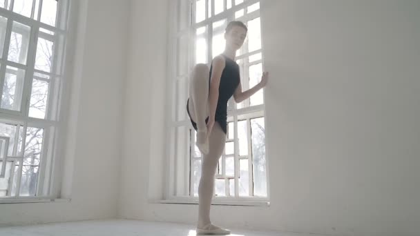 Ballerina Steht Fenster Und Streckt Sich Niedriger Winkel Zeitlupe — Stockvideo