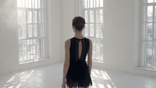 Bailarina Caminando Hacia Ventana Del Estudio Ballet Disparo Mano — Vídeos de Stock