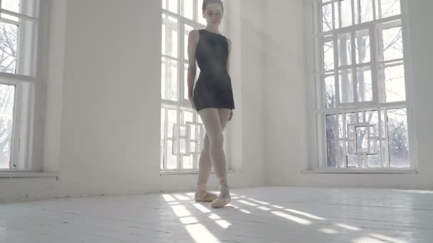 芭蕾舞女演员在地板上做劈叉动作 在芭蕾舞演播室低角度 — 图库视频影像