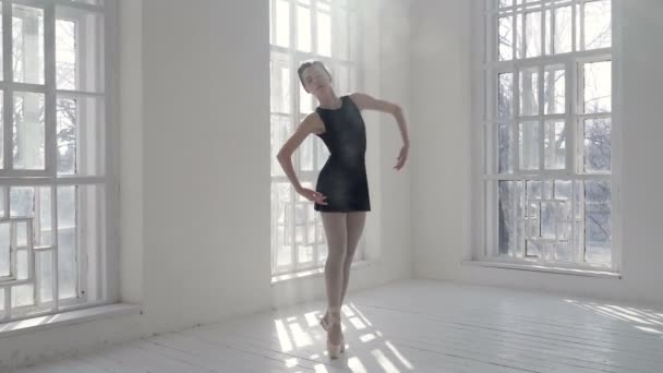 Mujer Joven Bailando Estudio Ballet Bajo Ángulo Disparo Mano — Vídeos de Stock