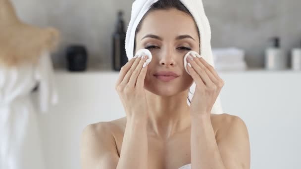 Portrait Young Brunette Woman Doing Skin Care Using Cotton Dics Stock Footage