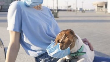 Dışarıdaki kadın ve köpek maskelerinin portresi..