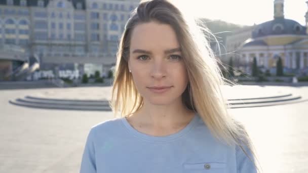 Retrato Cerca Mujer Que Usa Mascarilla — Vídeos de Stock