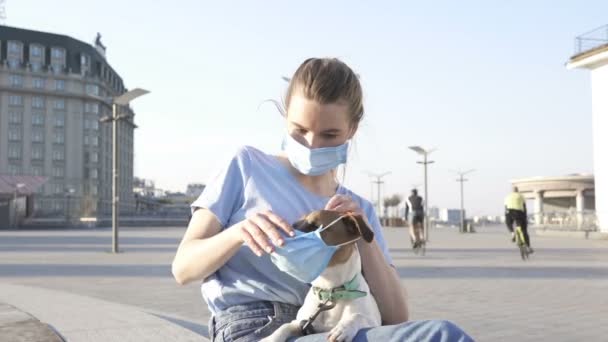 Mujer Perro Jack Russel Plaza Ciudad Usar Máscaras Azules — Vídeos de Stock