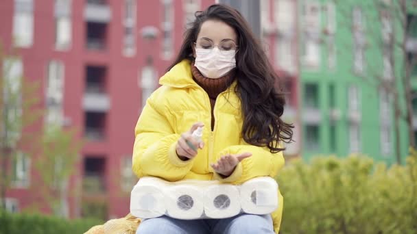 Donna Bruna Seduta Sulla Panchina Con Spray Antisettico Sulle Mani — Video Stock