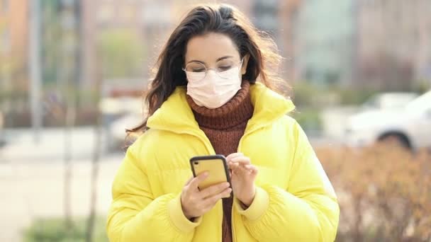 Een Vrouw Met Een Beschermend Masker Die Straat Loopt Langzame — Stockvideo