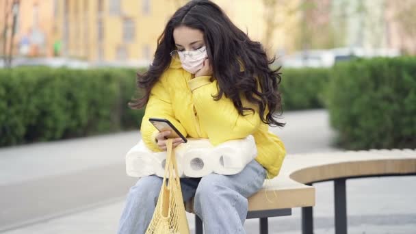 Mujer Joven Sentada Banco Después Compras Sosteniendo Teléfono Inteligente Mirándolo — Vídeos de Stock