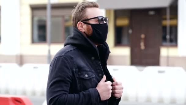 Mann Trägt Gesichtsmaske Und Läuft Auf Der Straße Blick Zur — Stockvideo