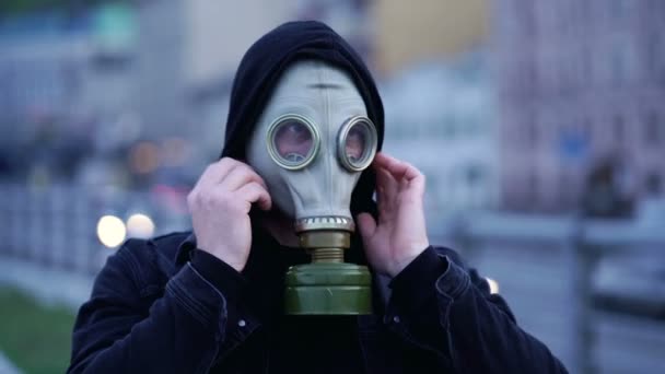 Portret Van Een Man Die Een Gasmasker Afdoet Met Duimen — Stockvideo