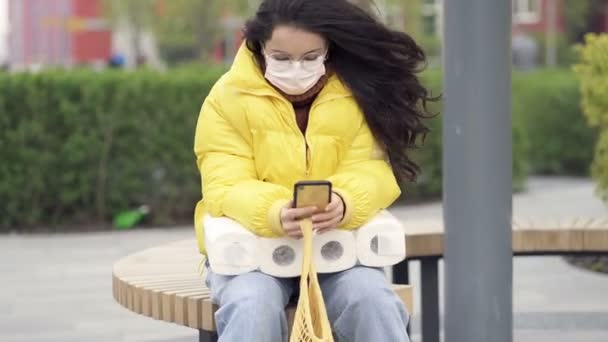 Donna Con Maschera Protettiva Seduta Sulla Panchina Con Smartphone — Video Stock