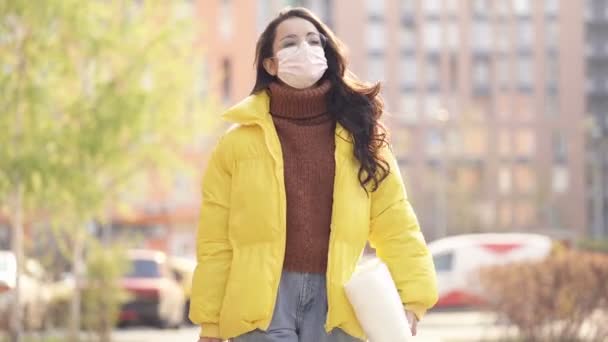 Jonge Vrouw Met Gezichtsmasker Rondlopend Straat Met Winkelspullen Handschot — Stockvideo
