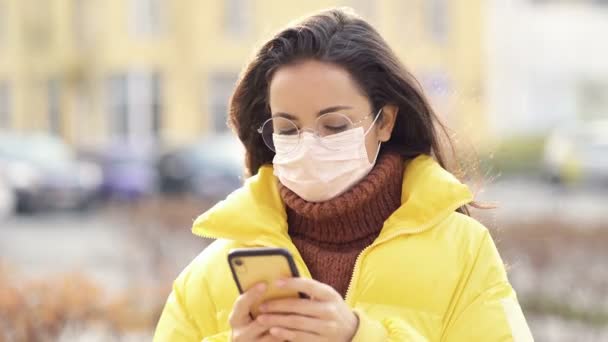 Žena Ochrannou Maskou Stojící Ulici Držím Mobil Ruční Snímek — Stock video