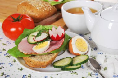 Jambonlu sandviç kahvaltı için