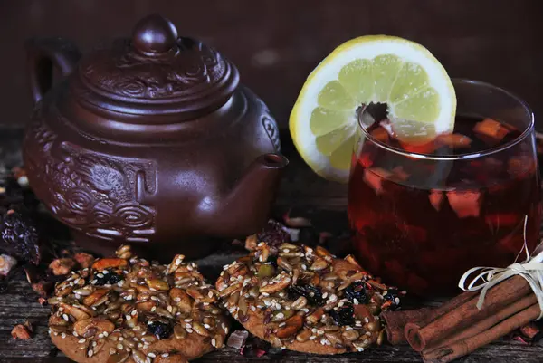 Tee aus Waldfrüchten gebrüht in einem braunen Wasserkocher — Stockfoto