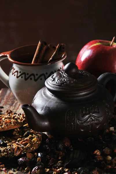 Braune Teekanne für Vanilletee und Apfel — Stockfoto