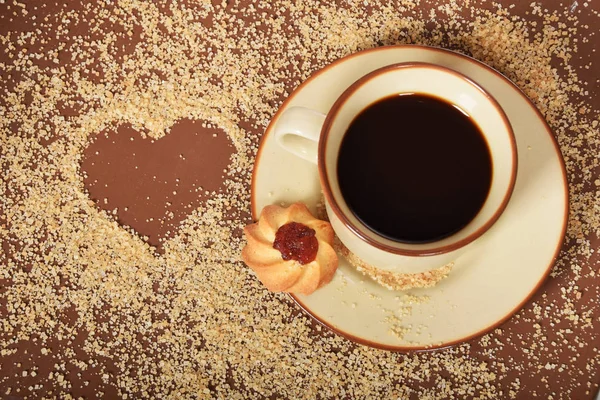 Kaffee mit Zucker in einer braunen Tasse und einem kleinen süßen Plätzchen — Stockfoto