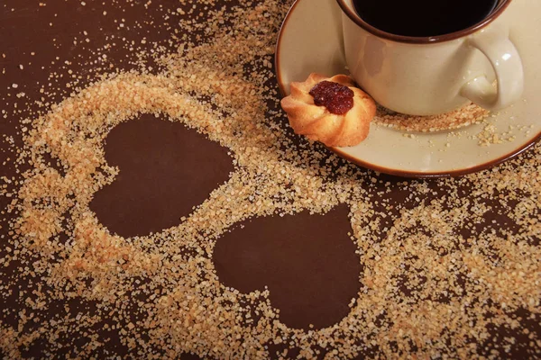 Кофе с сахаром в коричневой чашке и маленькое сладкое печенье — стоковое фото