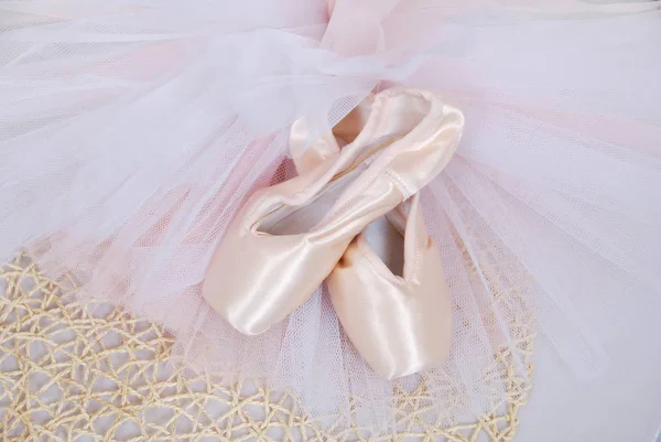 新古典舞着薄纱的芭蕾舞鞋穿 — 图库照片