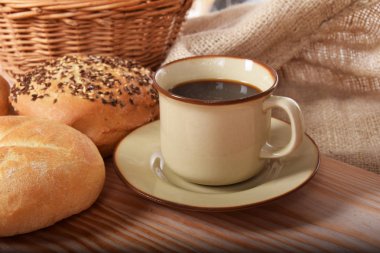 Kahve ile kahvaltıda ekmek taze ve sıcak çörekler