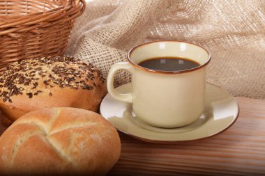 Kahve ile kahvaltıda ekmek taze ve sıcak çörekler