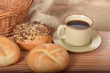 Kahve ile kahvaltıda ekmek taze ve sıcak çörekler