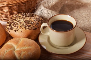 Kahve ile kahvaltıda ekmek taze ve sıcak çörekler