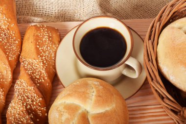 Susam ve sıcak tatlı kahve ile baget