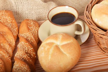 Kahve ile kahvaltıda ekmek taze ve sıcak çörekler