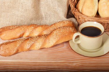 Susam ve sıcak tatlı kahve ile baget