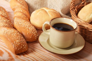 Susam ve sıcak tatlı kahve ile baget