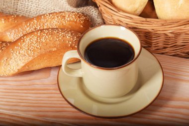 Kahve ile kahvaltıda ekmek taze ve sıcak çörekler