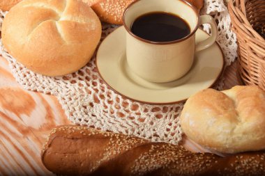 Kahve ile kahvaltıda ekmek taze ve sıcak çörekler