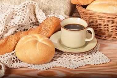 Kahve ile kahvaltıda ekmek taze ve sıcak çörekler