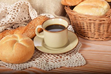 Kahve ile kahvaltıda ekmek taze ve sıcak çörekler