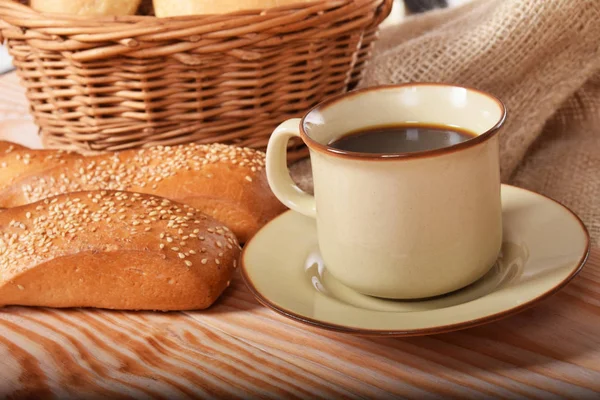 Baguetes com gergelim e café doce quente — Fotografia de Stock
